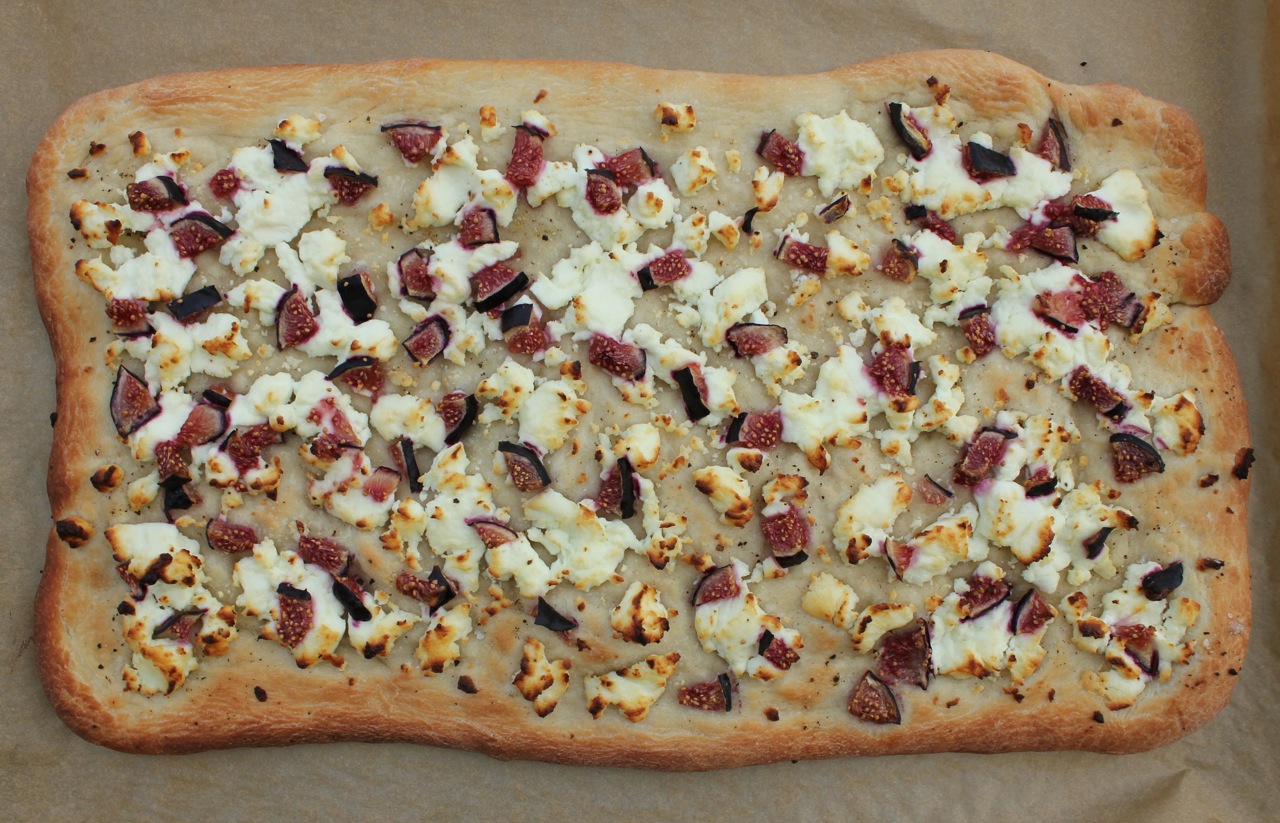 Flatbread with Fresh Figs, Prosciutto and Goat Cheese Domesticate ME!